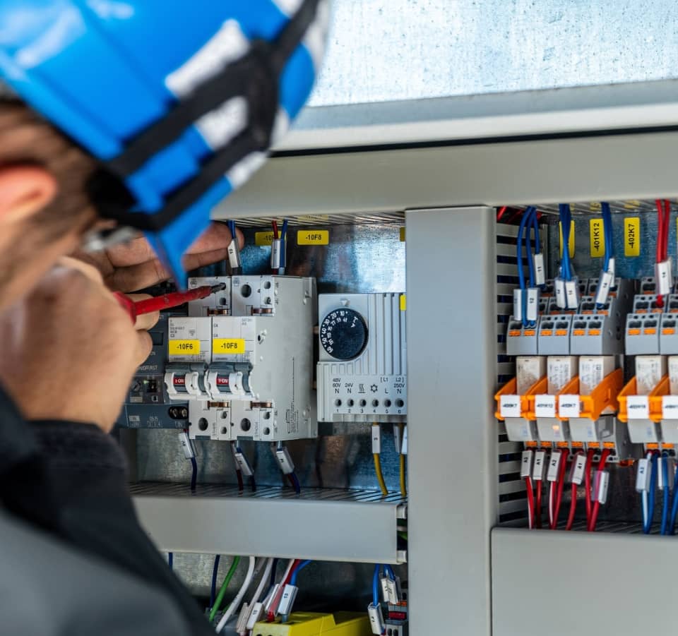 villanyszerelés - elektromos szekrény gyártása